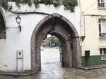 Antigua puerta de la muralla en Betanzos, un elemento histórico de la ciudad