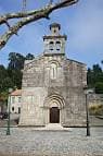 Fachada principal de la Iglesia de Santa María de Castrelos con campanario y entrada