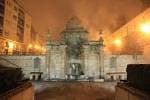 La Fuente de As Burgas iluminada por la noche con vapor de agua