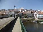 Vista panorámica del Puente Viejo de Betanzos con la ciudad al fondo bajo un cielo azul