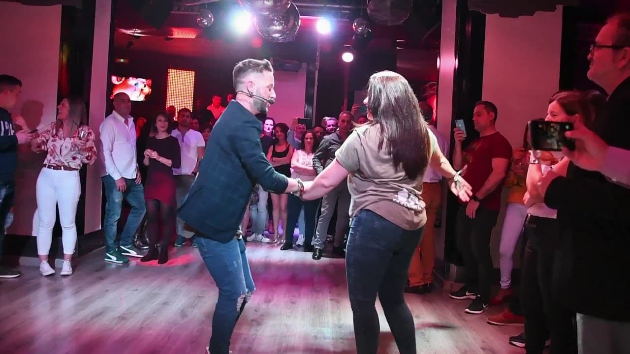 Personas bailando en el interior de la discoteca Olimpo