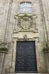 Detalle de la puerta principal y el escudo de la Igrexa da Universidade