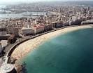 Vista aérea de las playas de Riazor y Orzán con la ciudad de A Coruña al fondo