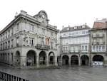 Edificio del Ayuntamiento de Ourense en la Plaza Mayor en día nublado
