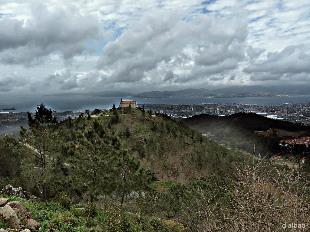 Vista panorámica de la Ermida da Nosa Señora da Alba en el Monte do Alba con la ciudad de Vigo al fondo