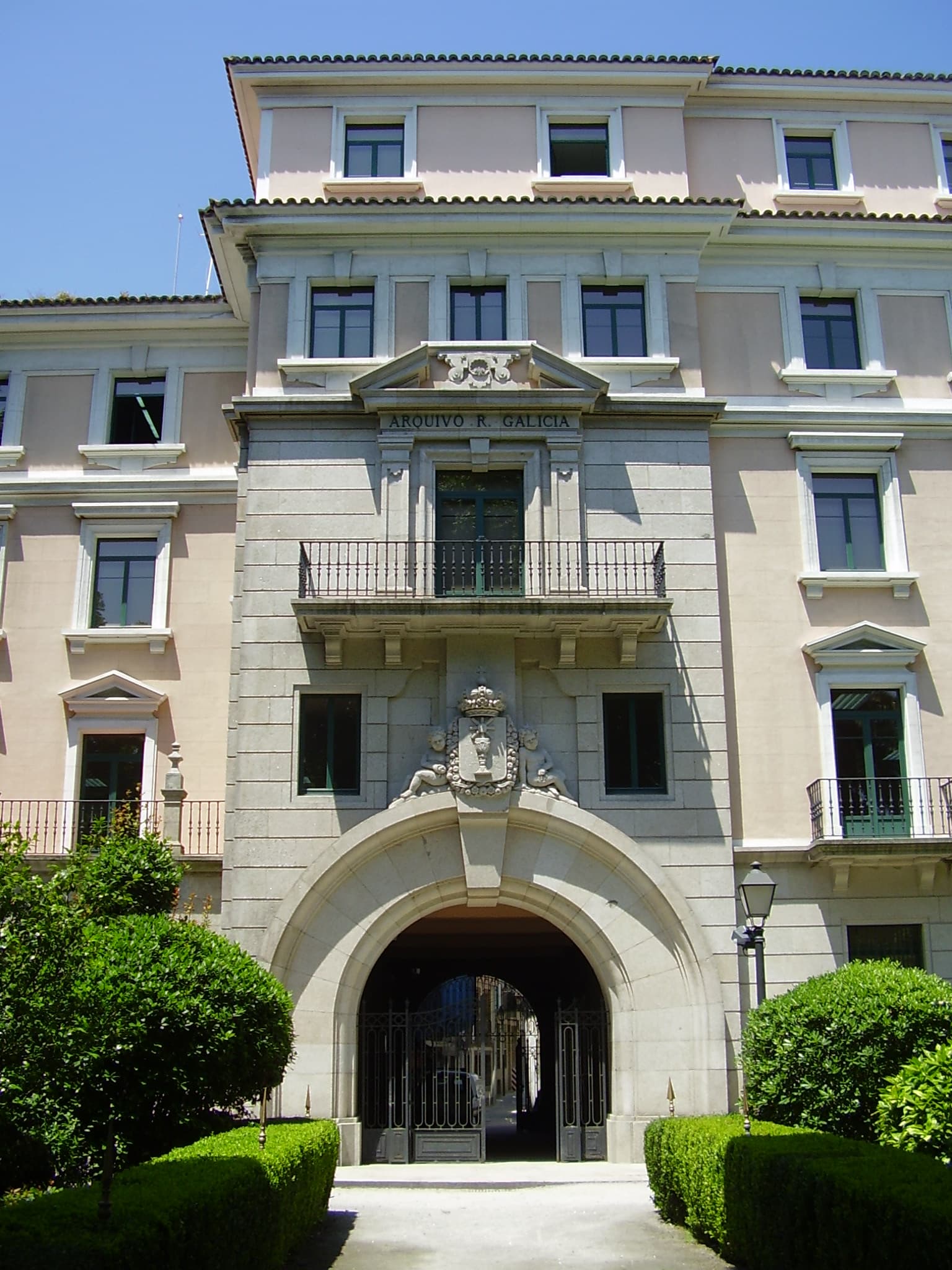 Vista frontal del Archivo del Reino de Galicia con entrada principal y jardines