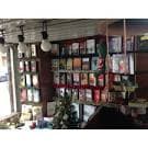 Interior de la librería con estanterías llenas de libros y un rincón