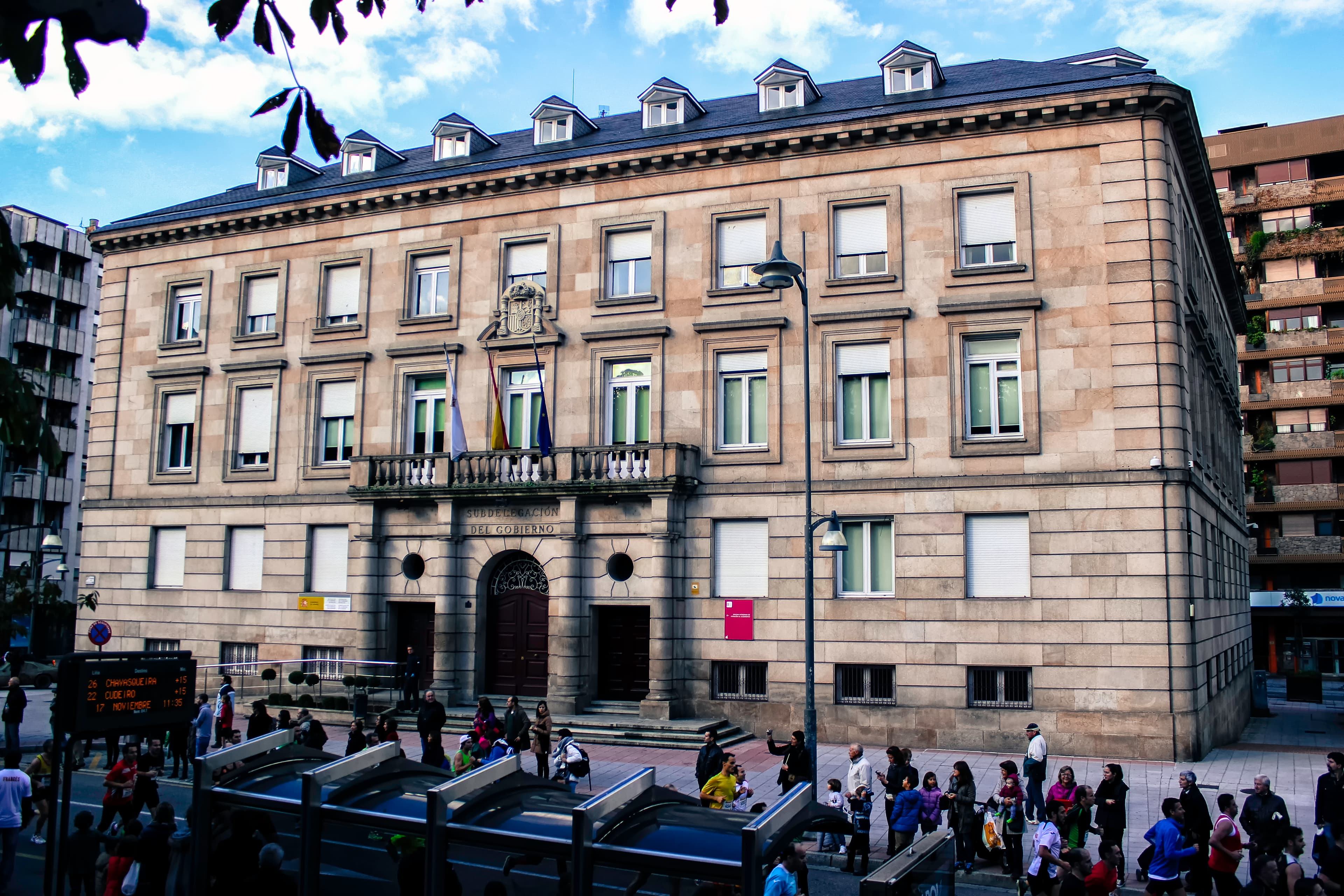 Colocación de la bandera LGTBI+