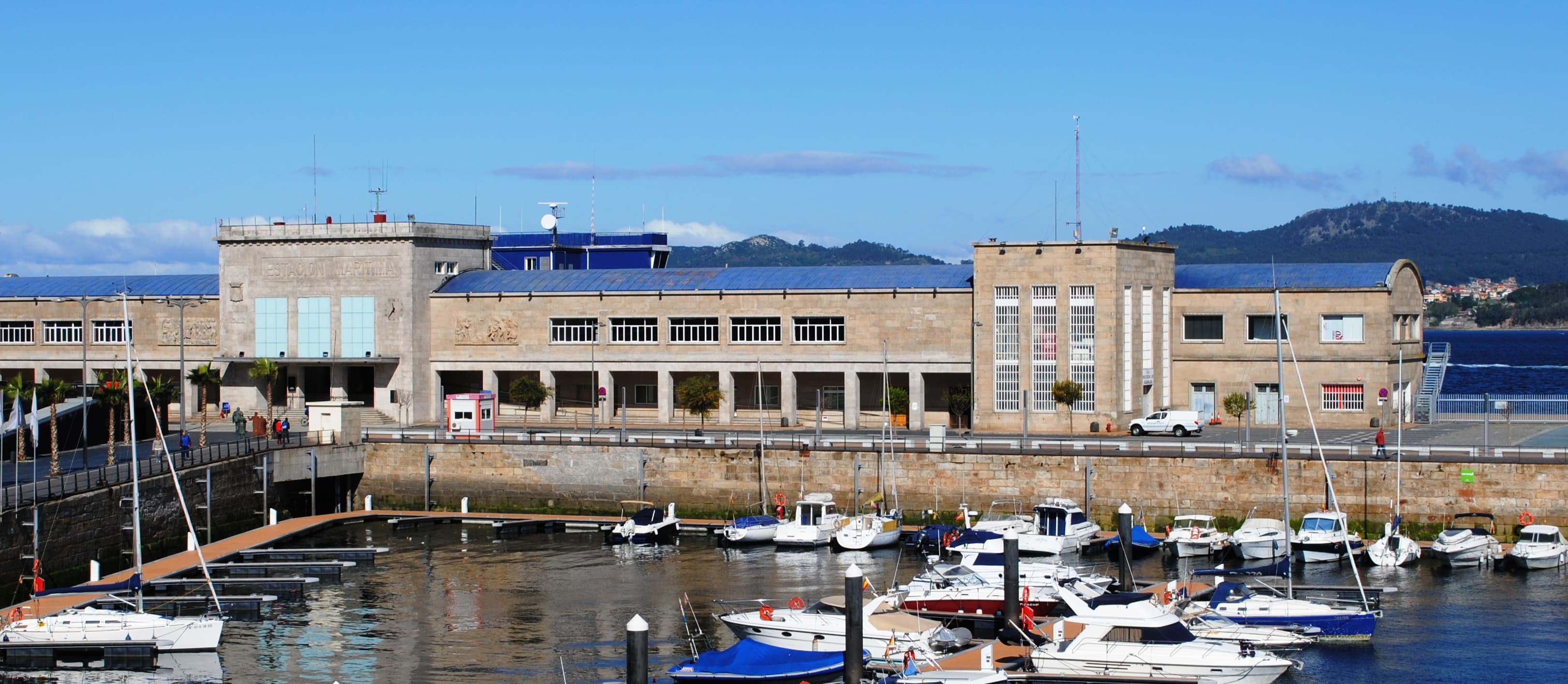 Vista panorámica de la Estación Marítima de Vigo desde el agua con embarcaciones