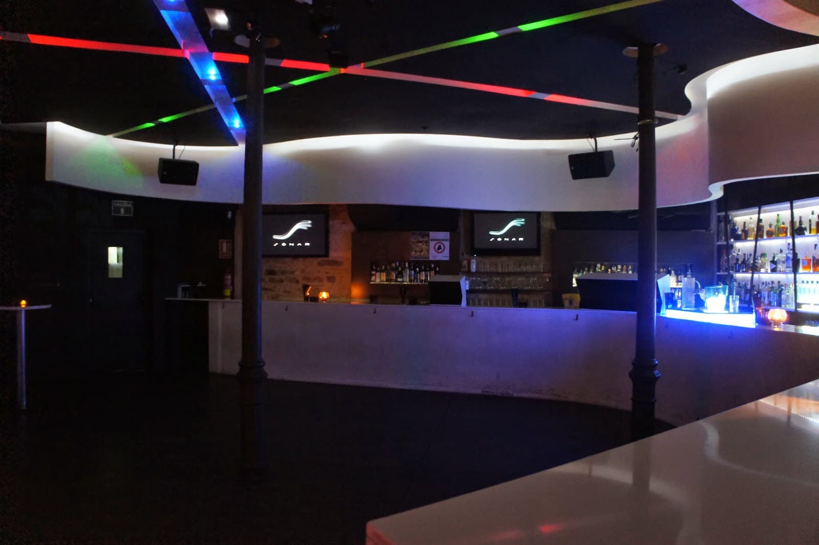 Interior de la Sala Sónar con barra iluminada y pista de baile