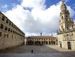 Vista panorámica de la Praza da Quintana con la torre del reloj y edificios históricos
