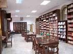Sala de lectura principal de la Biblioteca Histórico Militar con mesas y estanterías