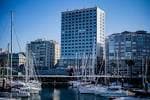 Vista exterior del Hotel Bahía de Vigo desde el puerto deportivo con barcos