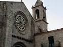 Fachada de iglesia de piedra con rosetón y campanario, cerca de Monte Castrove