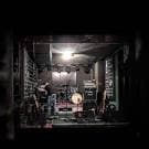 Escenario de la Sala Malavida con instrumentos y equipo de sonido