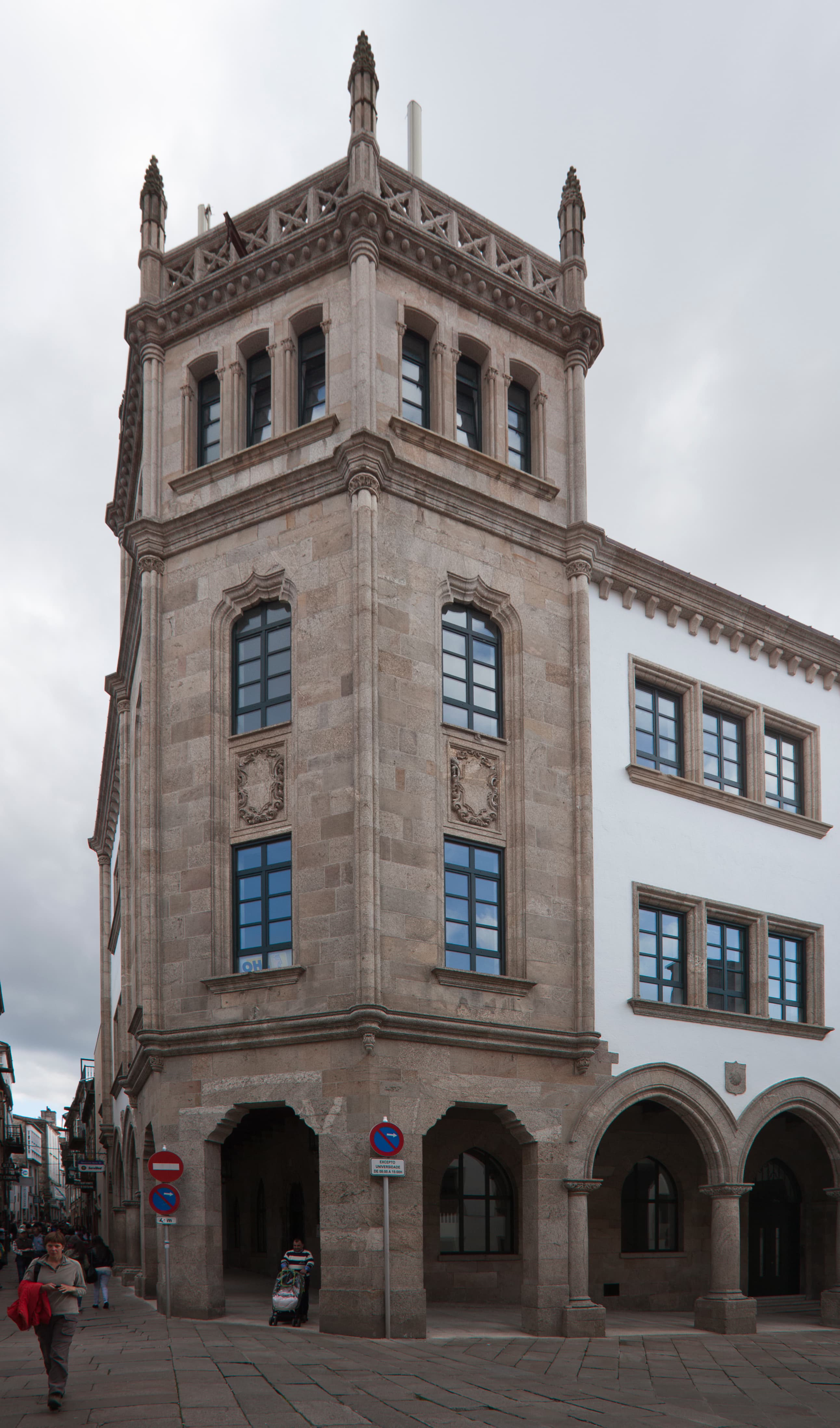 Vista exterior del histórico Edificio de Correos en Santiago de Compostela
