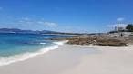 Playa de arena blanca y aguas cristalinas en Vigo