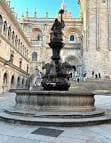 Detalle de la Fuente de los Caballos con la Catedral de Santiago al fondo.