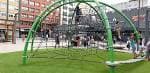 Estructura de juego verde en el parque infantil de la plaza