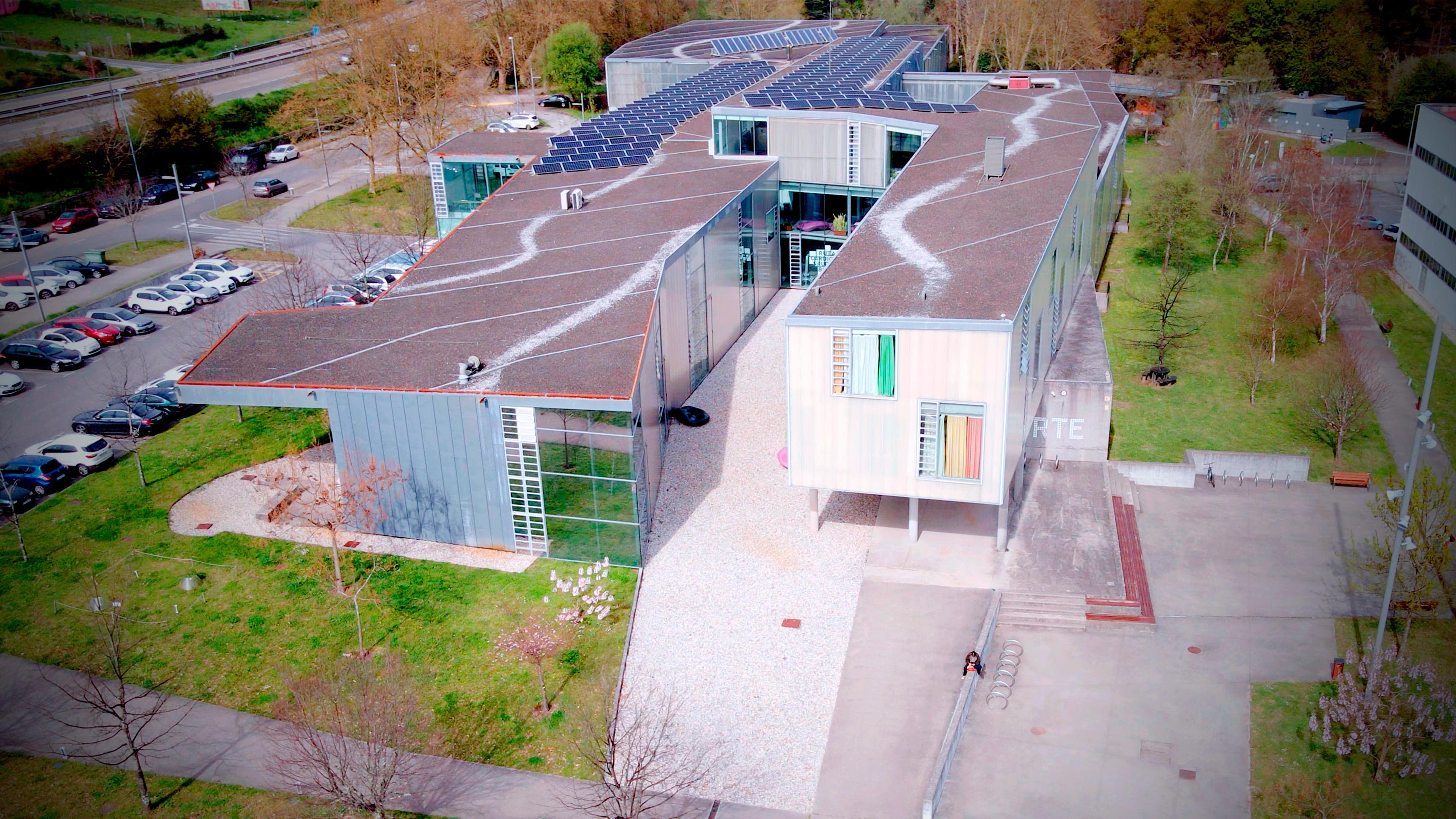 Vista aérea del edificio de la Facultade de Ciencias da Educación e do Deporte
