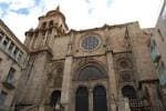 Fachada principal de la Catedral de Ourense desde una perspectiva baja