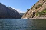 Vista del cañón del Sil desde el embalse, navegando en catamarán.