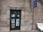 Entrada principal de la Oficina de Turismo de Betanzos con señalización