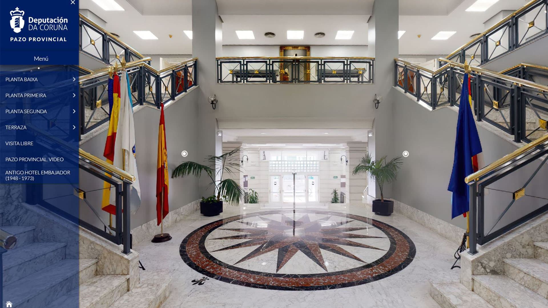 Gran vestíbulo interior del Pazo Provincial con escalinata y rosetón en el suelo