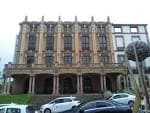Vista exterior del Teatro Jofre con coches aparcados en primer plano