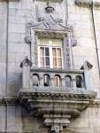 Detalle de un balcón ornamentado en la fachada de la Escola de Artes e Oficios