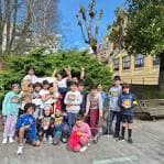 Grupo de alumnos posando en el patio exterior del CEIP Curros Enríquez