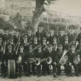 Fotografía histórica de la Banda Unión Musical de Valladares posando al aire libre