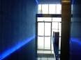 Detalle interior del pasillo de entrada con iluminación LED azul