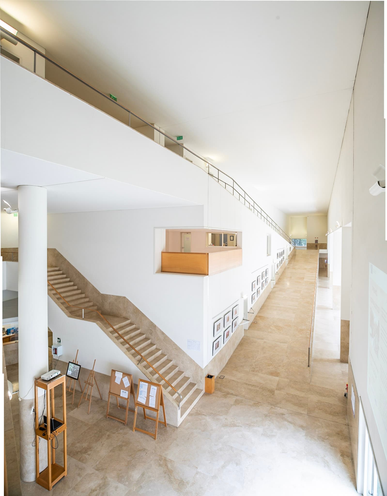 Interior del vestíbulo principal con escaleras y pasillos
