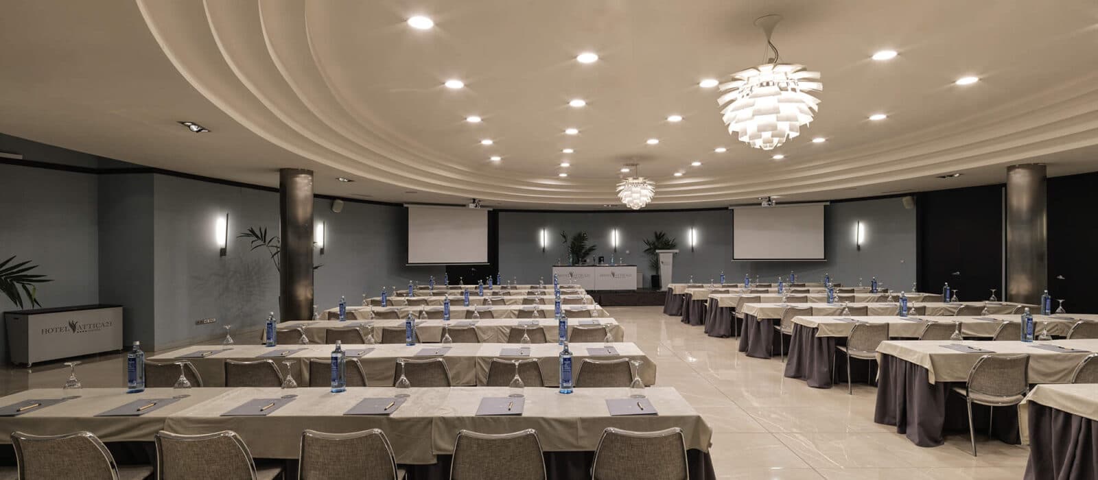 Sala de eventos de hotel con mesas dispuestas para conferencia