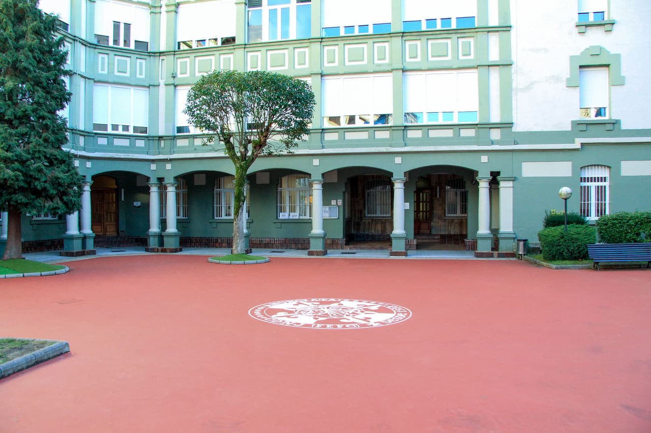 Mercadillo navideño solidario del Colegio Dominicas