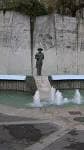 Estatua de Salvador de Madariaga y fuente en la plaza