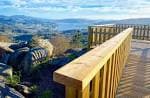 Vista panorámica desde un mirador de madera con el paisaje de Pontevedra al fondo