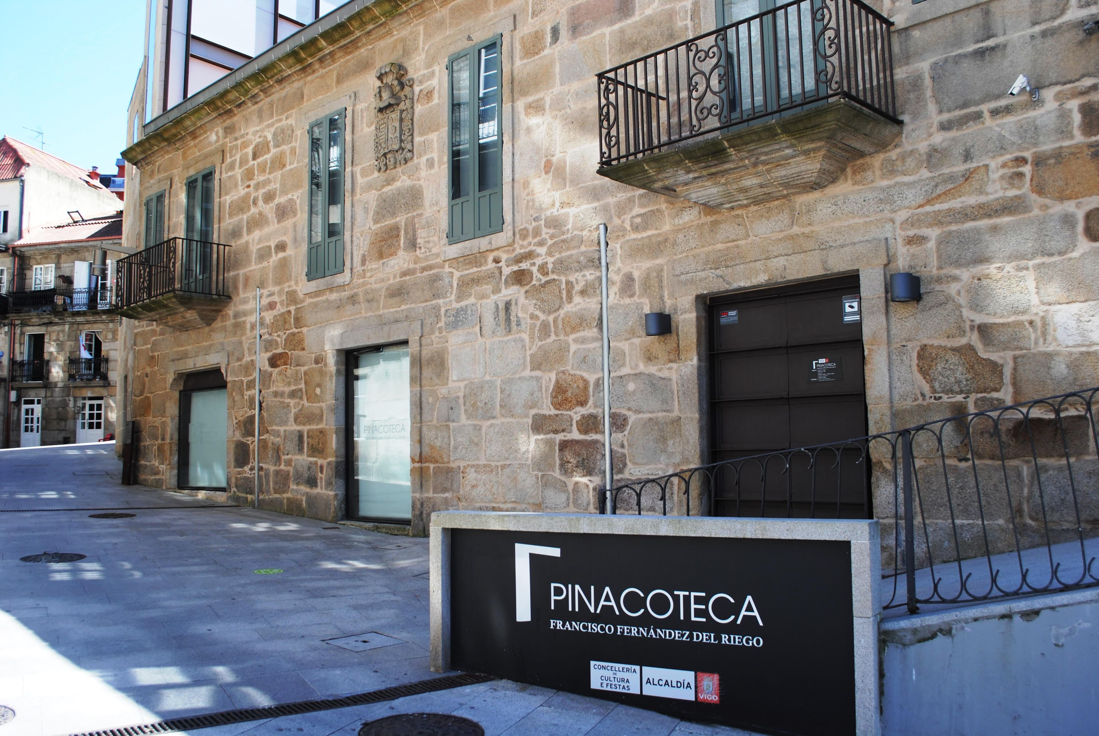 Vista frontal de la Pinacoteca Francisco Fernández del Riego con su cartel identificativo