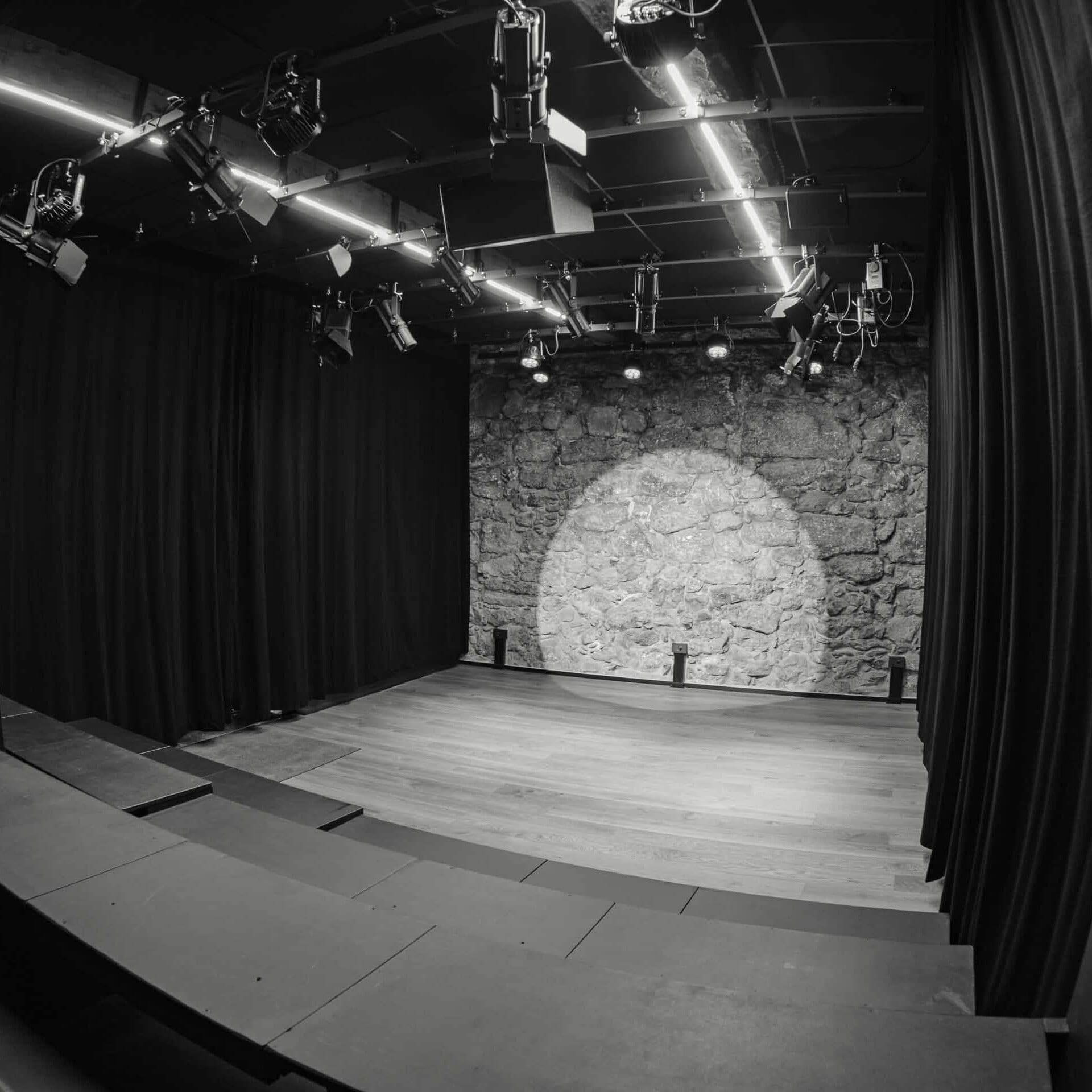 Interior del Teatro Permanente con escenario y butacas