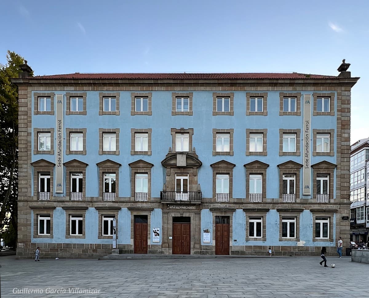 Vista exterior de la Sede Afundación Ferrol con su fachada azul