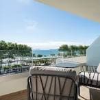 Balcón de habitación con vistas al mar y mobiliario exterior