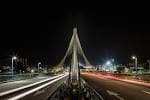 Puente de los Tirantes de noche con estelas de luces de vehículos
