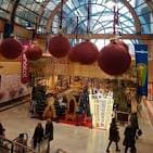 Decoración navideña en el interior del Centro Comercial Camelias con grandes esferas rojas