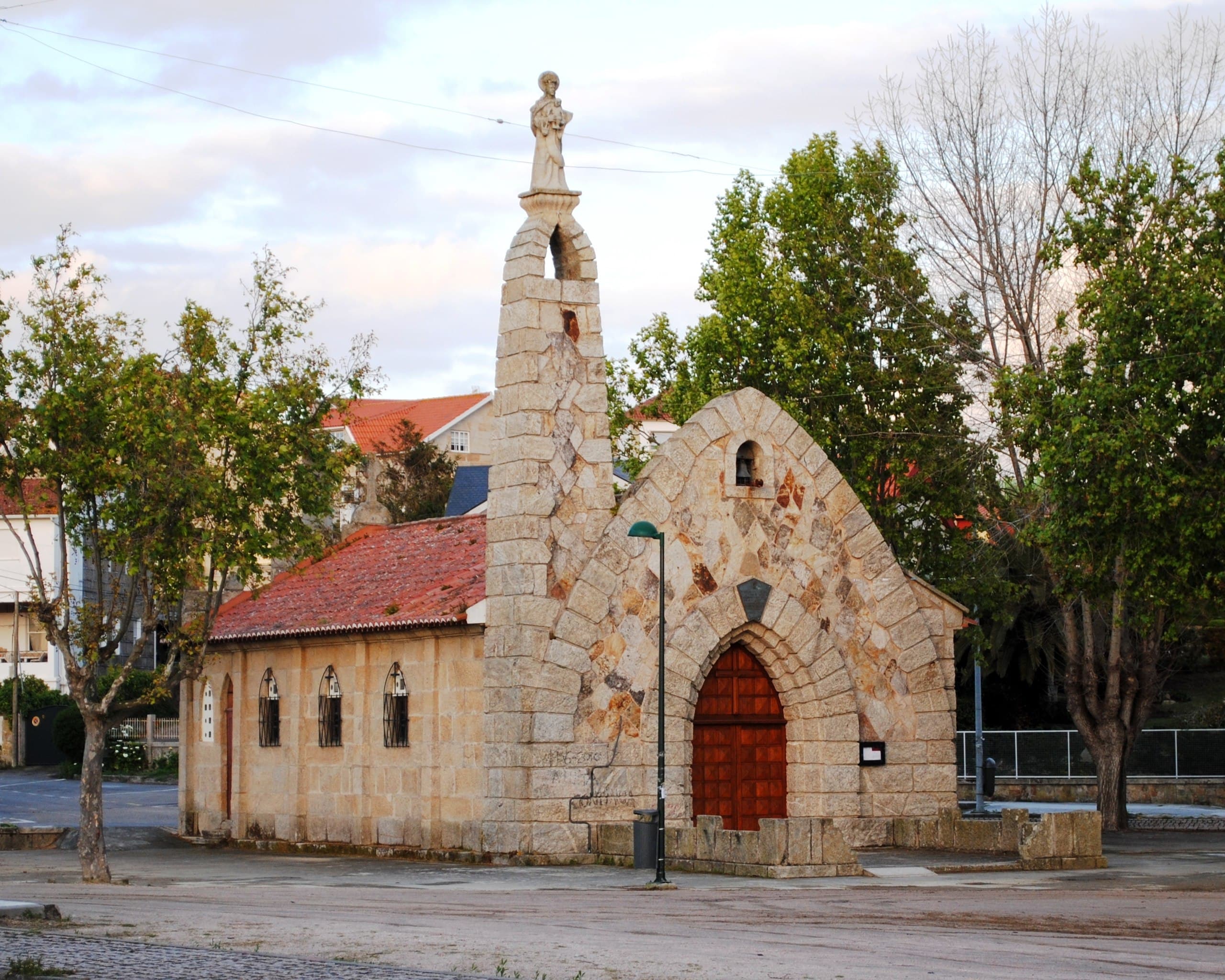 Vista frontal de la Ermita de la Virgen del Carmen en Coruxo, Vigo