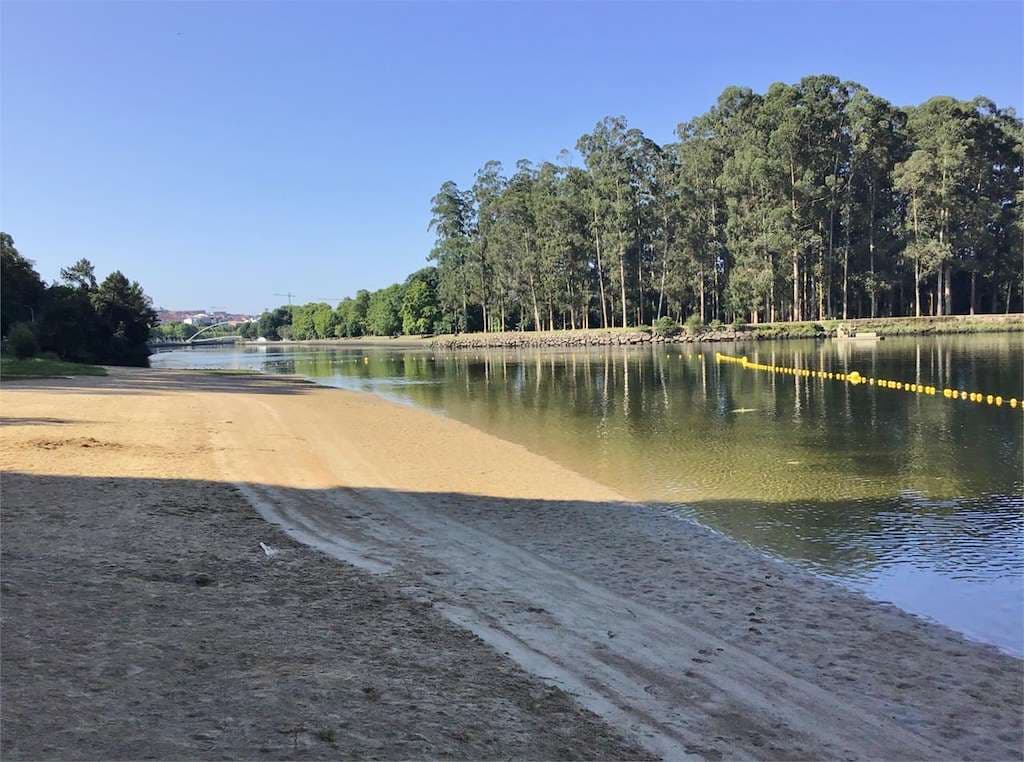 Vista de la playa fluvial del Lérez con el río y arboleda