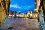 Praza Maior de Ourense iluminada al anochecer.
