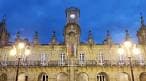Casa Consistorial de Lugo iluminada al anochecer.