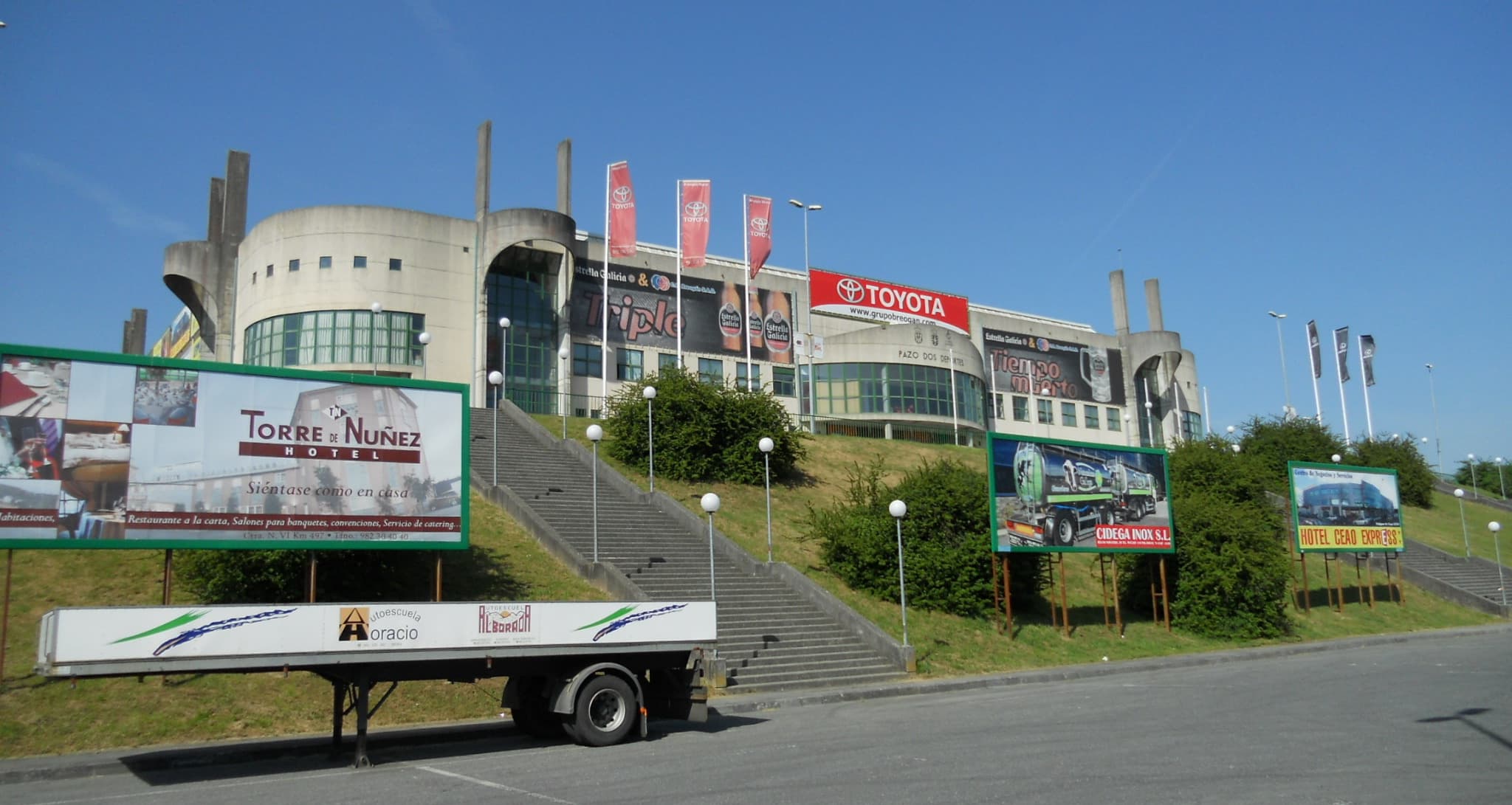 Fachada principal del Pazo dos Deportes en un día soleado