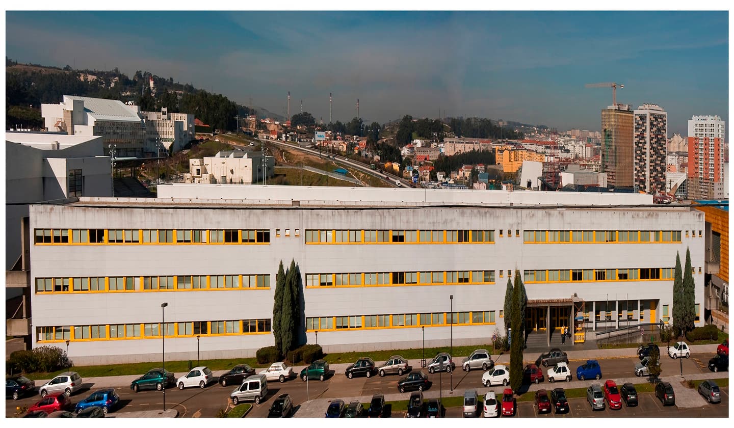 Vista exterior del edificio de la Escuela Técnica Superior de Ingeniería de Caminos